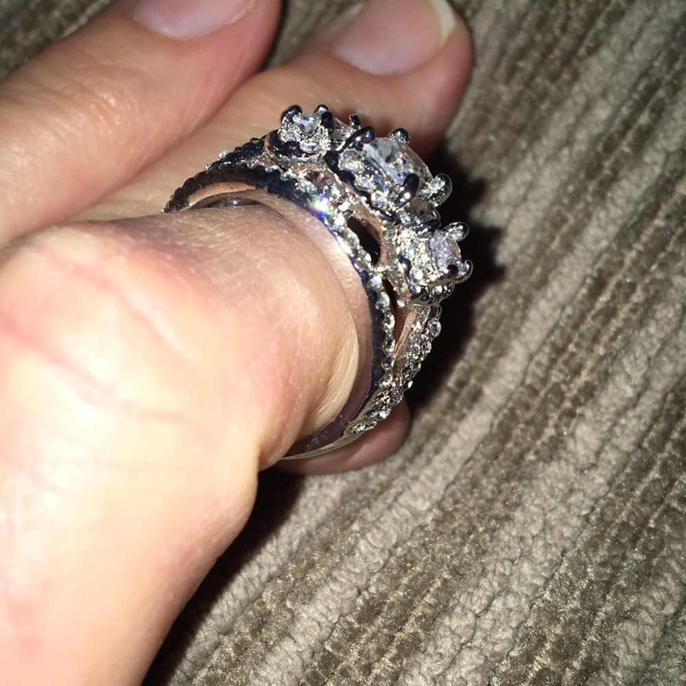 Wedding 👰🏼 Ring - Picture 2 of 3